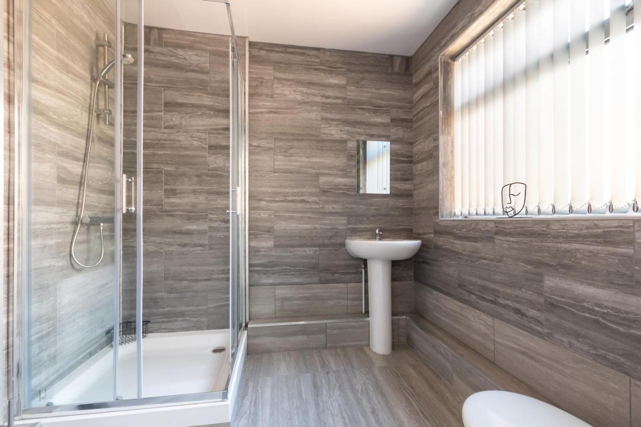 Tanzanite - 5 Bedroom House / Sleeps 10 * Coventry